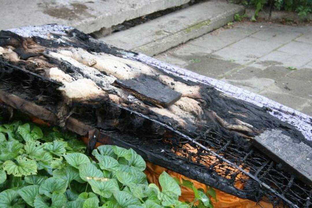 Iš degančio buto Žirmūnuose ugniagesiai išgelbėjo senutę