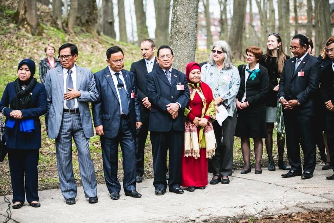 B. Galdikas į Lietuvą iš Indonezijos sugrįžo sodinti ąžuolų