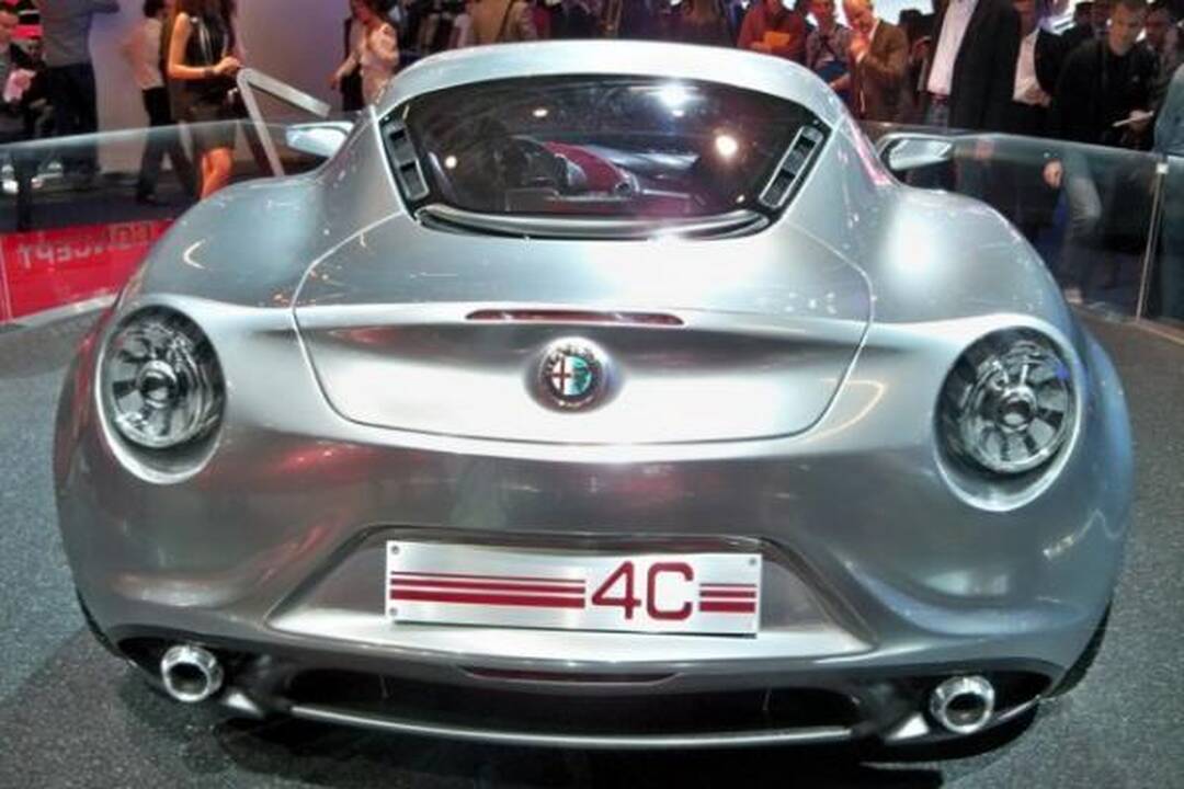 Frankfurtas: metalo spalvos žvilgantis „Alfa Romeo 4C“ 