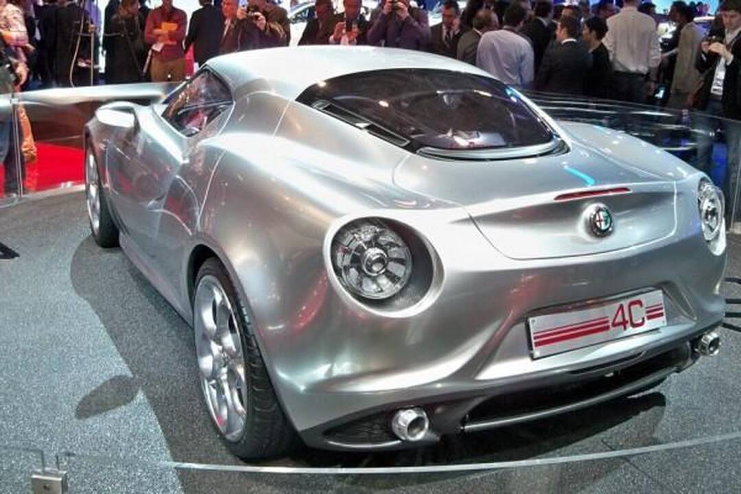 Frankfurtas: metalo spalvos žvilgantis „Alfa Romeo 4C“ 