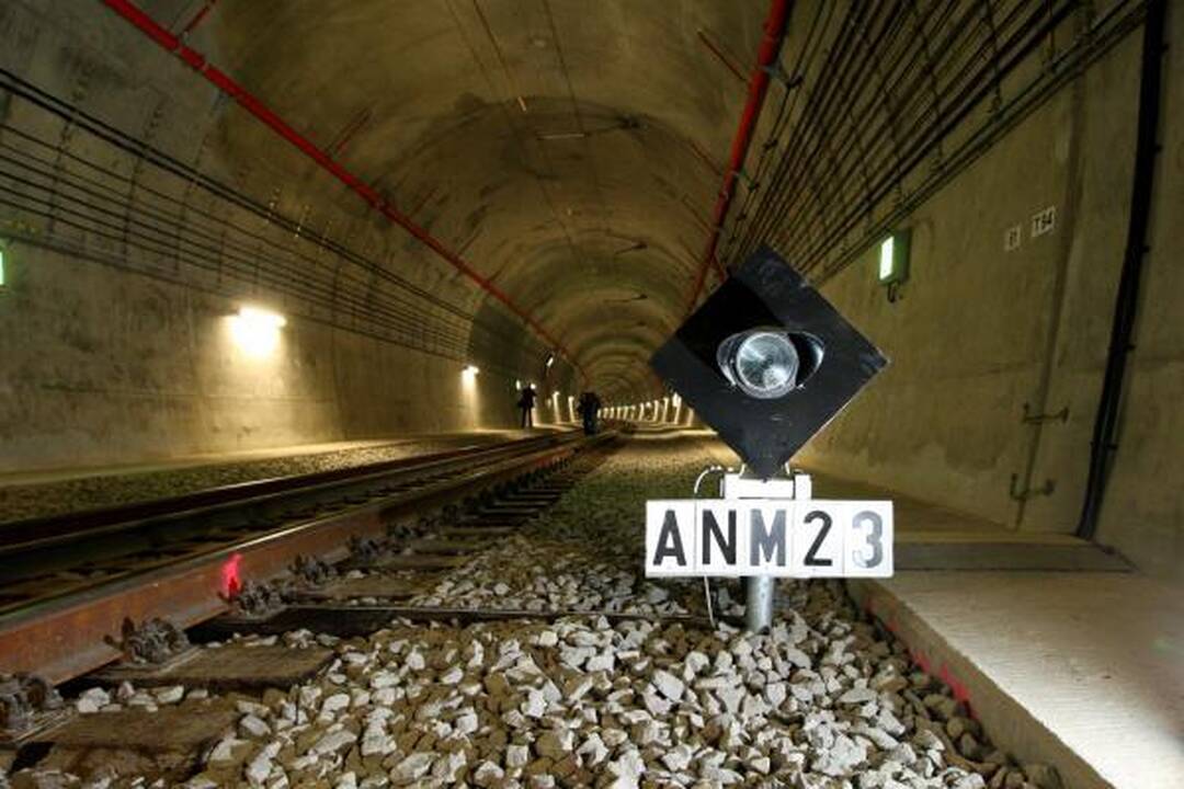 Traukiniai tuneliu važiuoja nuo antradienio (papildyta)  
