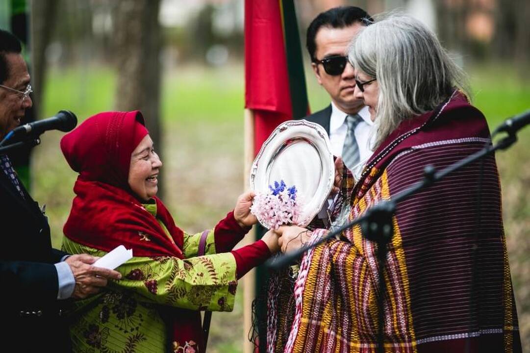 B. Galdikas į Lietuvą iš Indonezijos sugrįžo sodinti ąžuolų