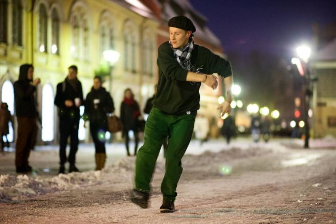 Gatvės  šokėjus  žiemą sušildo muzika   