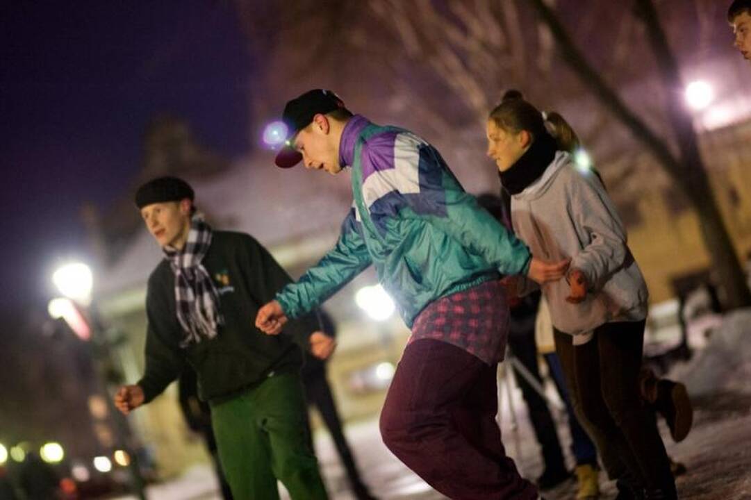 Gatvės  šokėjus  žiemą sušildo muzika   