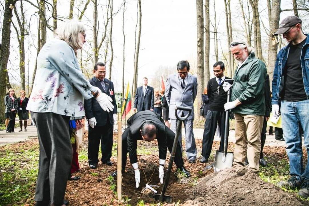 B. Galdikas į Lietuvą iš Indonezijos sugrįžo sodinti ąžuolų