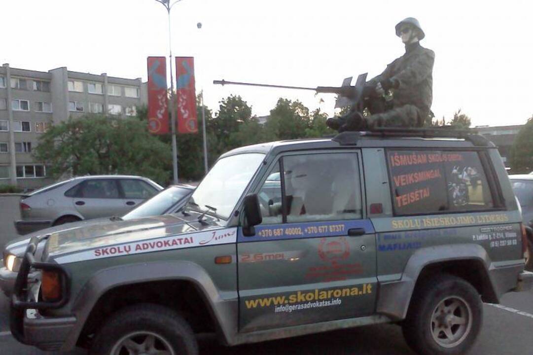 Reklaminių automobilių savininkai „apsiperka“ ir naktį?