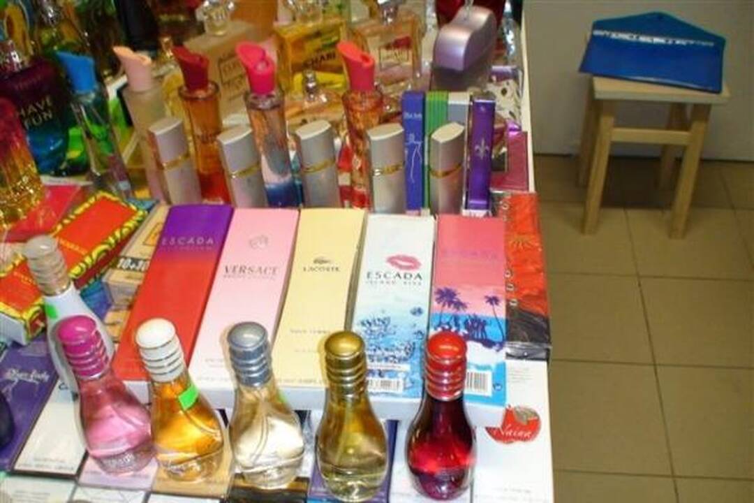 Vilniaus prekyviečių padirbiniai: nuo "Versace" iki "Apple"