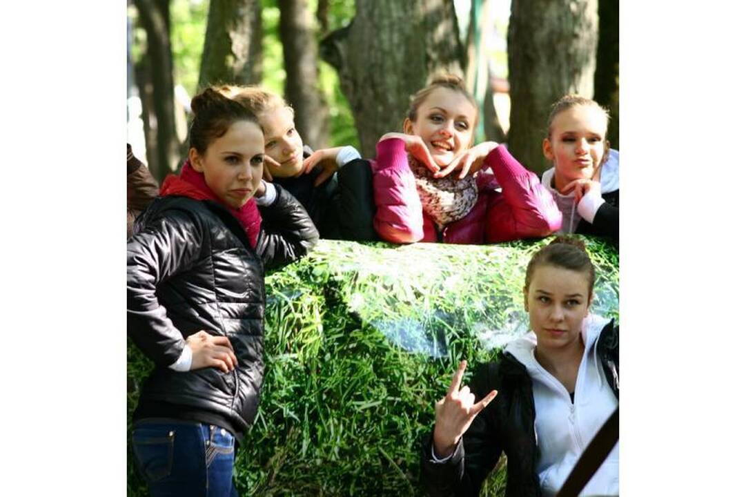 Palangos gatvėmis riedėjo spalvinga karvė