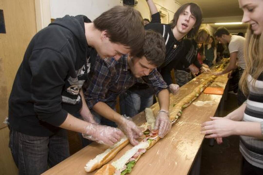 Studentai sutepė beveik 35 metrų sumuštinį