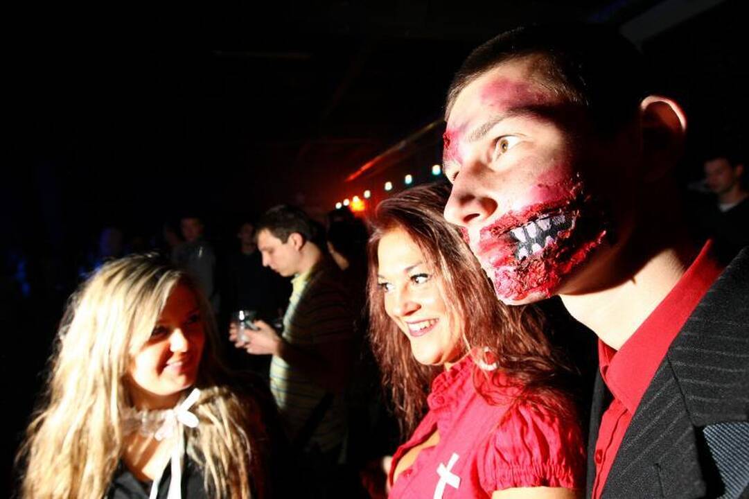 Helovino naktį Kaune vampyrai šokdino raganas 
