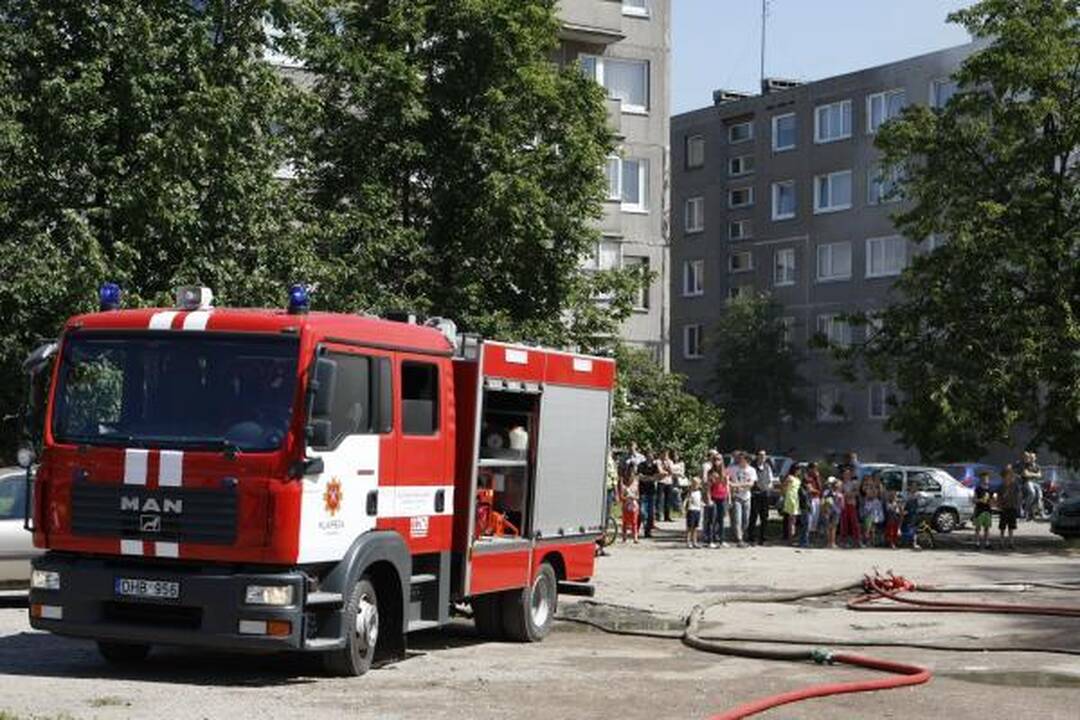 Daugiabučių kieme degė apleistas statinys