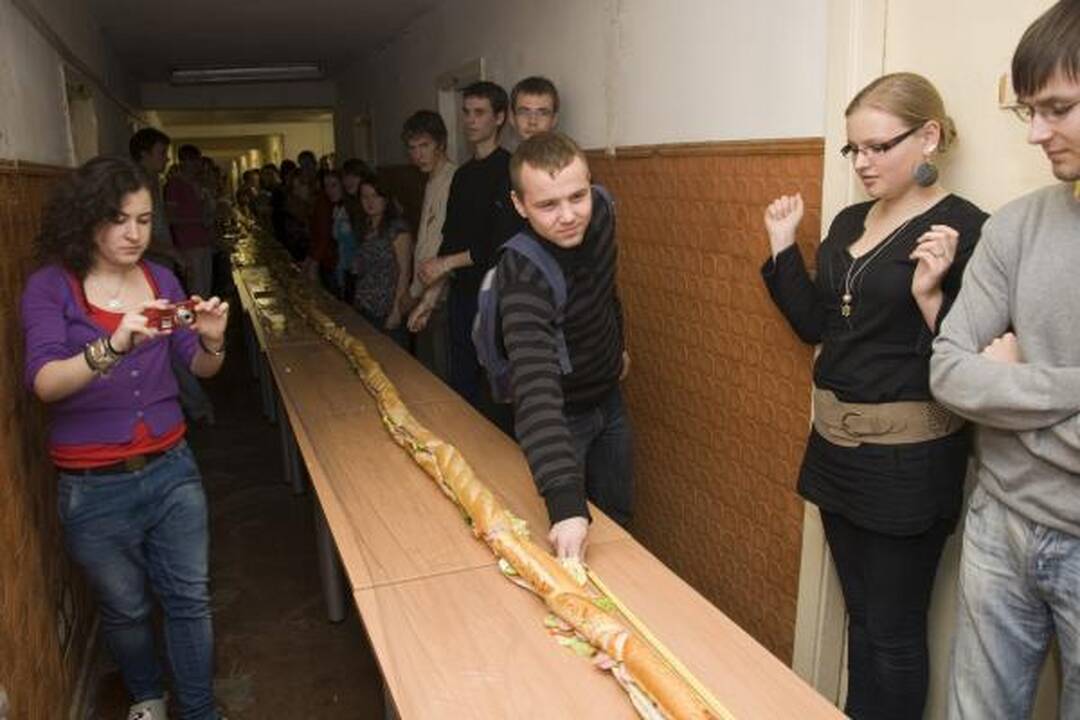 Studentai sutepė beveik 35 metrų sumuštinį