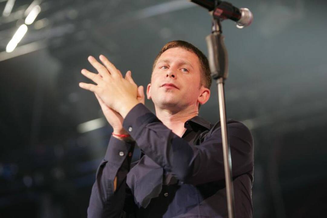 Atlikėja Mia „alpsta“ nuo žavių vaikinų bučinių
