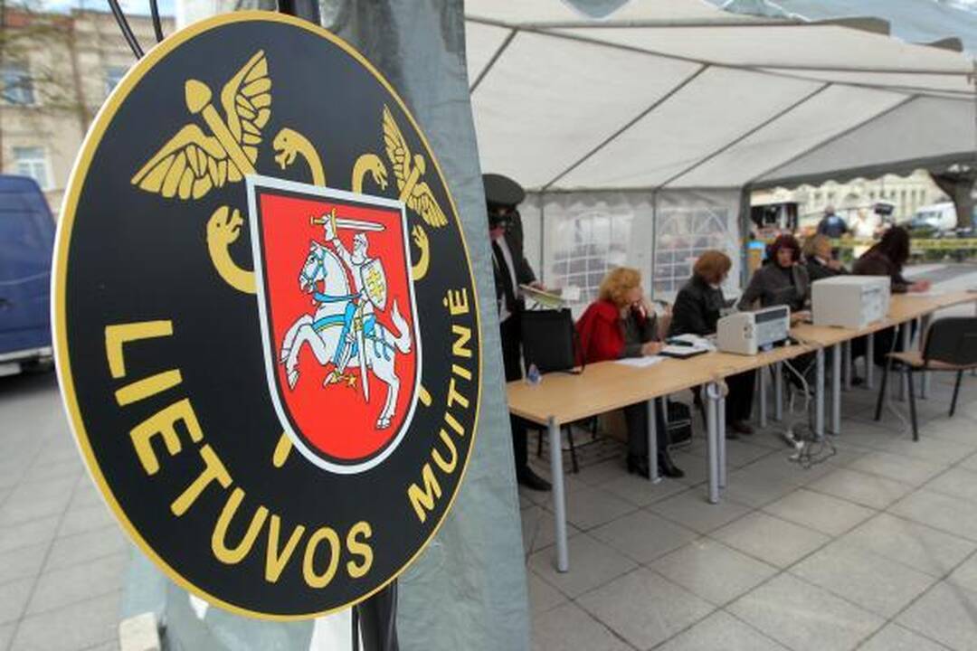 Įtariamiems muitininkams siūloma laikinai neskirti valstybinių pensijų