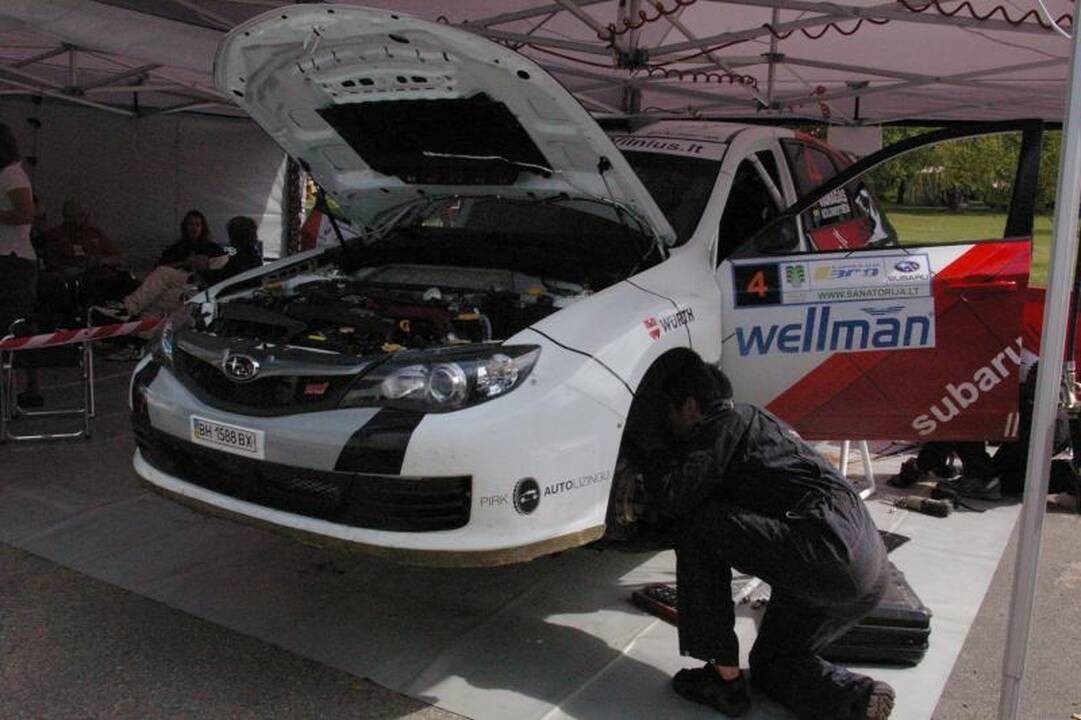 300 ežerų ralyje po pirmosios dienos pirmauja Vytauto Švedo ekipažas