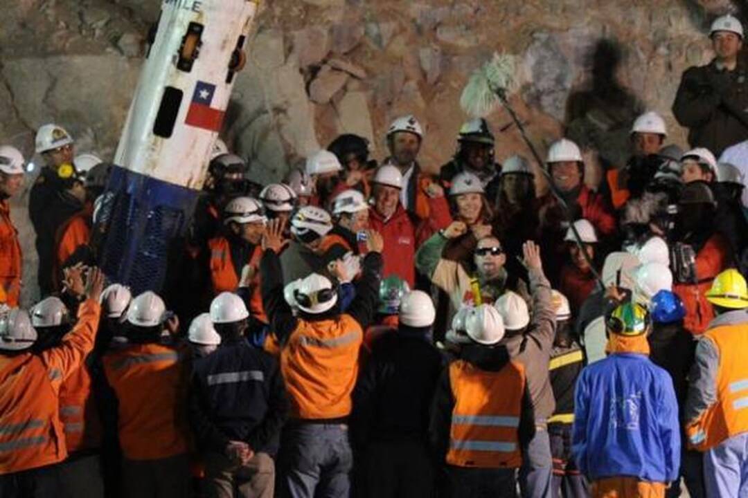 Po žeme įstrigę Čilės kalnakasiai keliami į paviršių (tiesioginė transliacija)