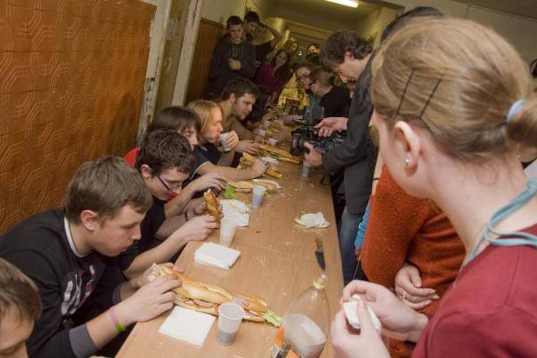 Studentai sutepė beveik 35 metrų sumuštinį