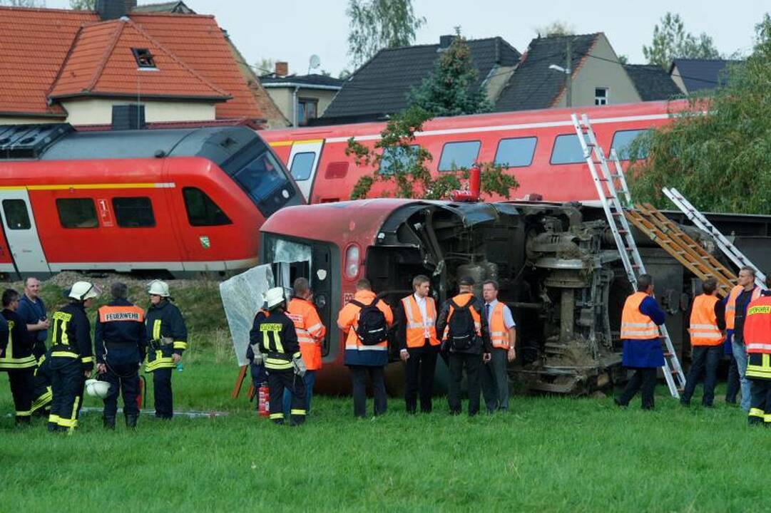 Vokietijoje traukiniui susidūrus su automobiliu sužeista 50 žmonių