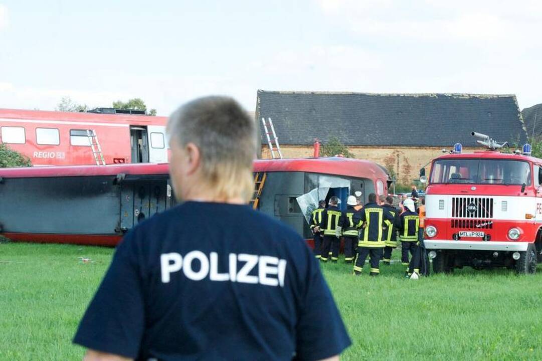 Vokietijoje traukiniui susidūrus su automobiliu sužeista 50 žmonių