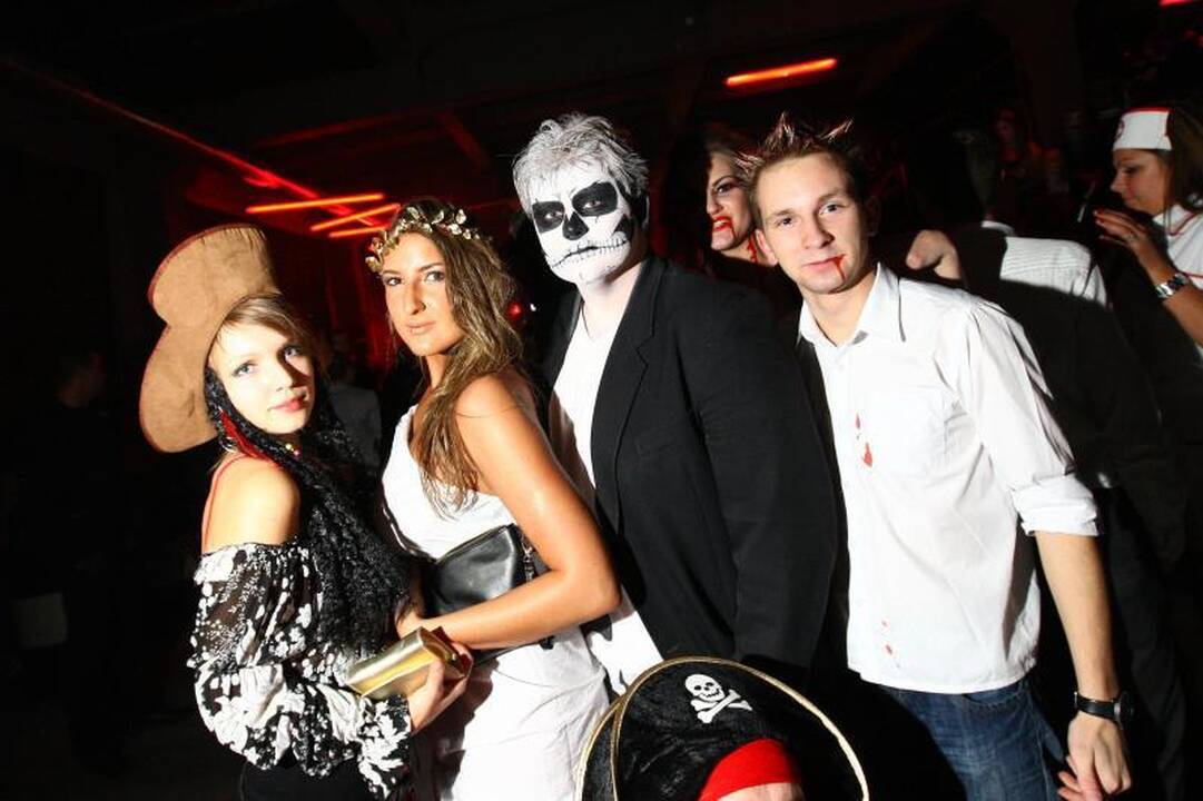 Helovino naktį Kaune vampyrai šokdino raganas 