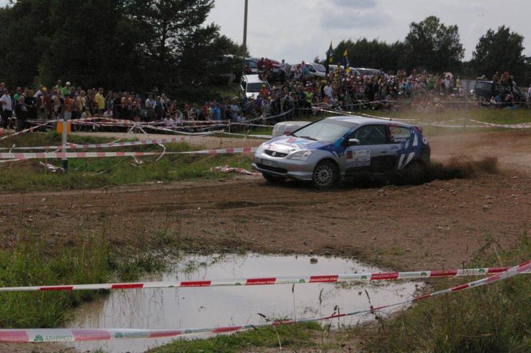 300 ežerų ralyje po pirmosios dienos pirmauja Vytauto Švedo ekipažas