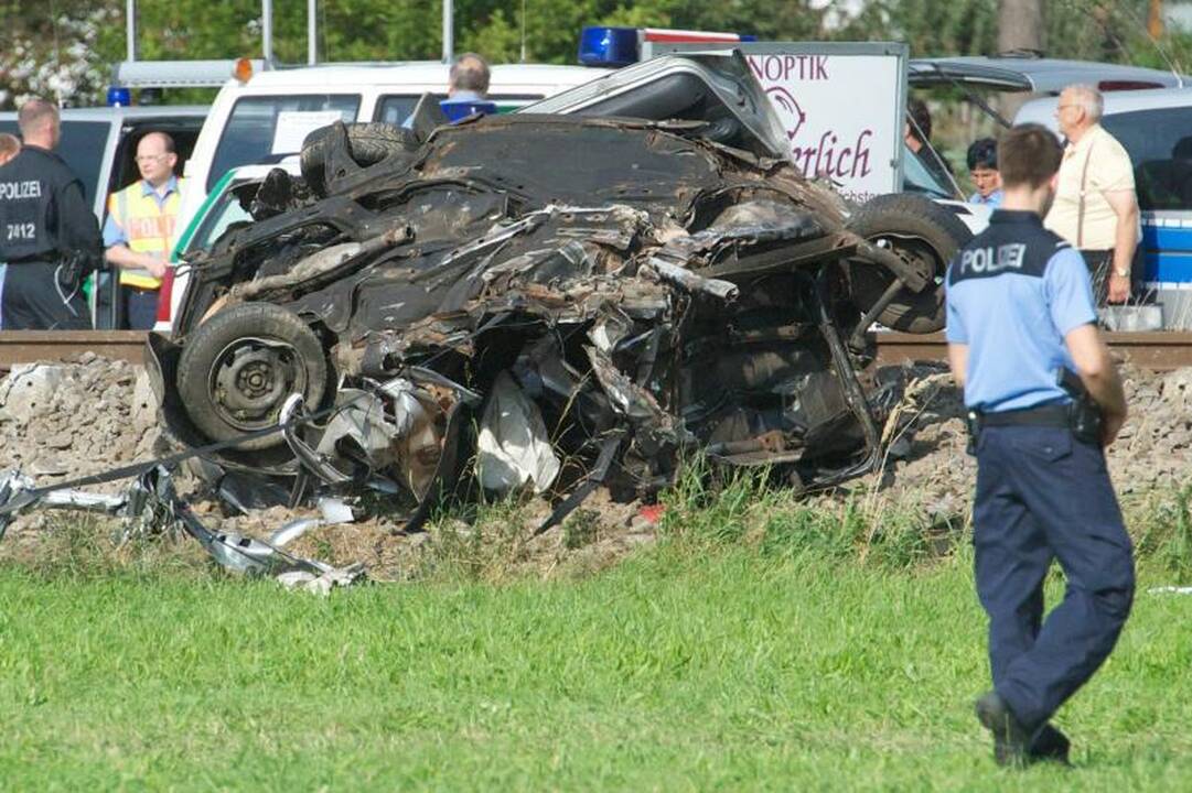 Vokietijoje traukiniui susidūrus su automobiliu sužeista 50 žmonių
