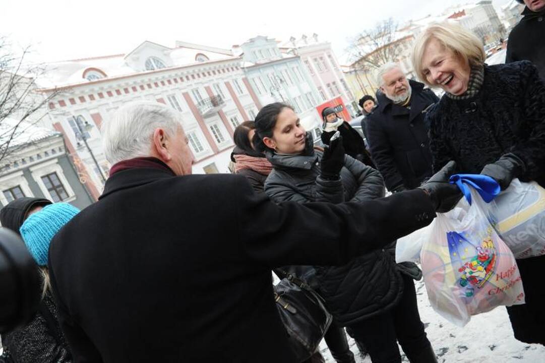 Adamkai išlydėjo Kalėdų karavaną (sužinok, ką jie dovanojo)