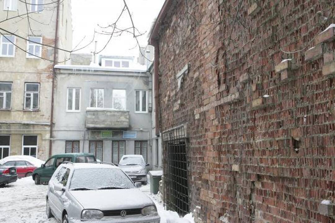 Kęstučio gatvės gyventojai bijo kaimynystėje griūvančio namo