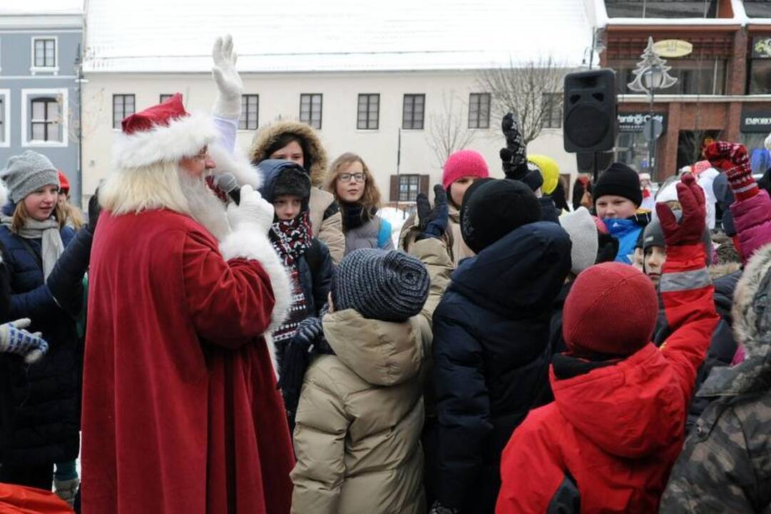 Adamkai išlydėjo Kalėdų karavaną (sužinok, ką jie dovanojo)