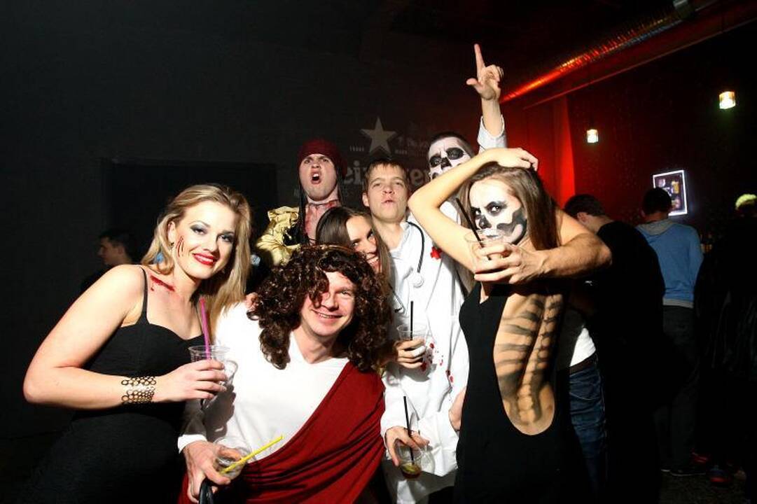 Helovino naktį Kaune vampyrai šokdino raganas 
