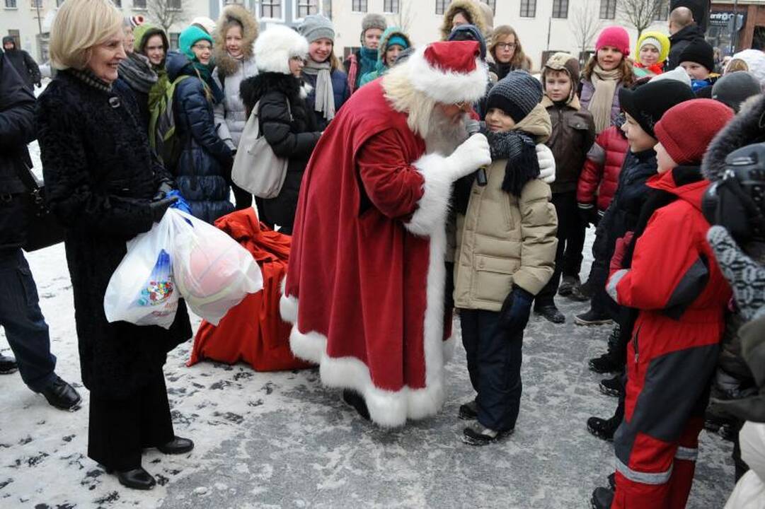 Adamkai išlydėjo Kalėdų karavaną (sužinok, ką jie dovanojo)