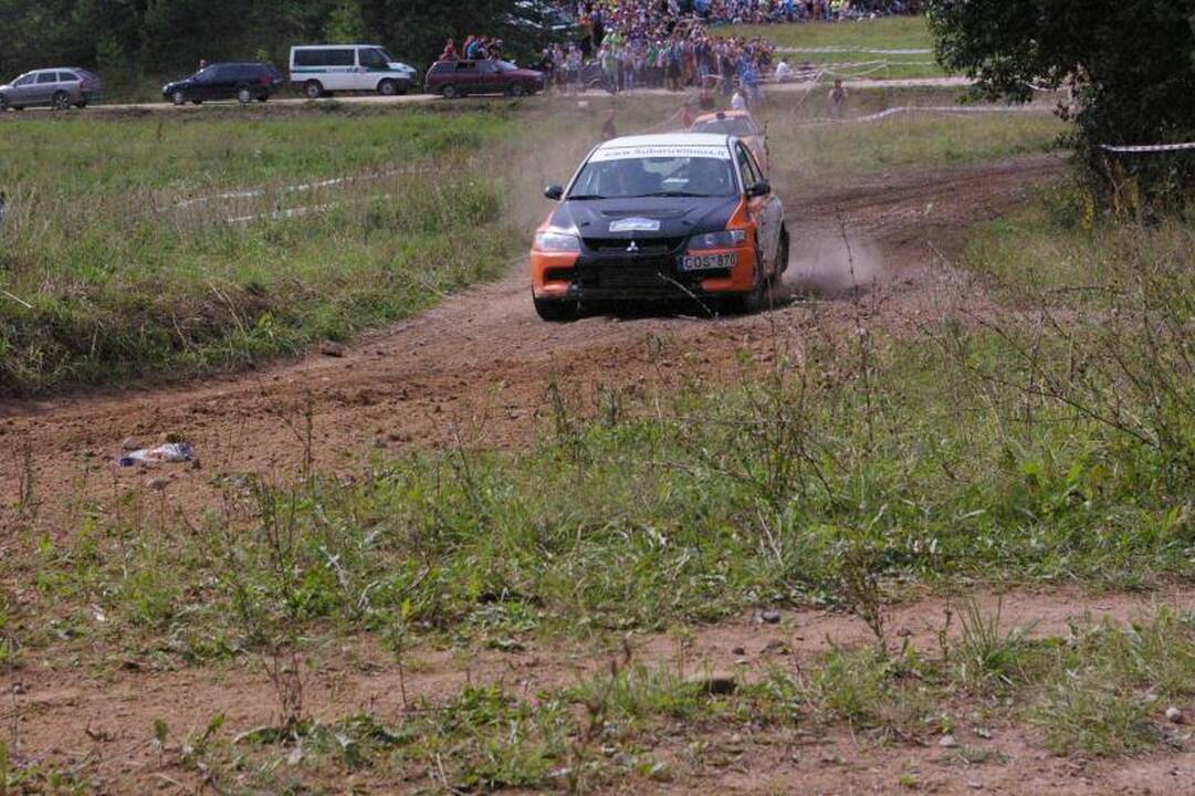 300 ežerų ralyje po pirmosios dienos pirmauja Vytauto Švedo ekipažas