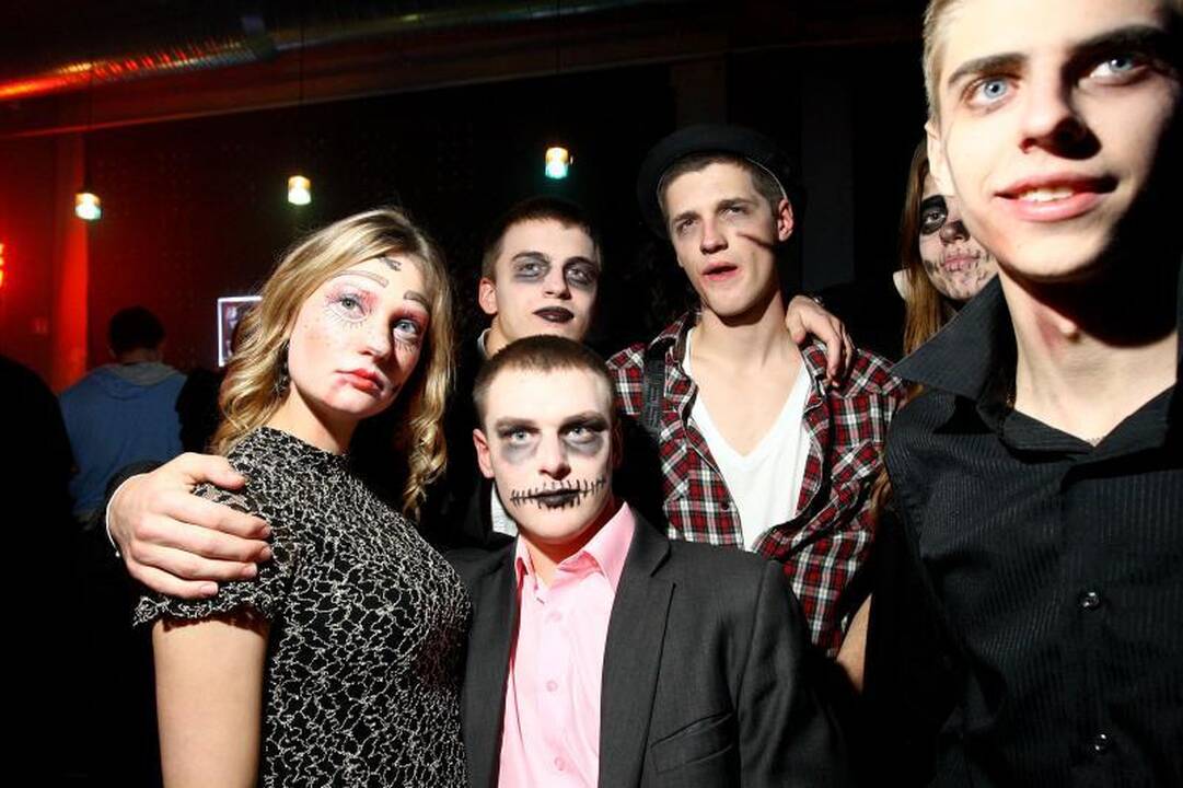 Helovino naktį Kaune vampyrai šokdino raganas 
