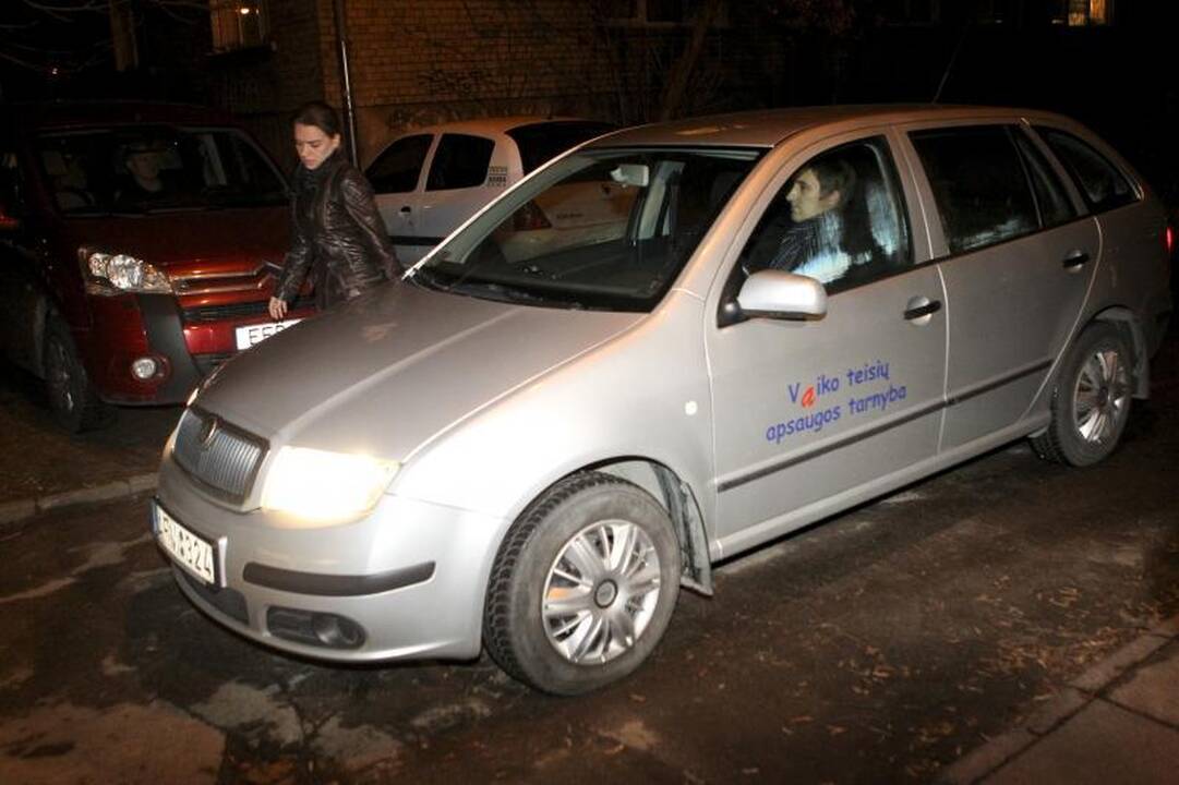 Miške gyvenusi moteris su dukrele rado laikinus namus