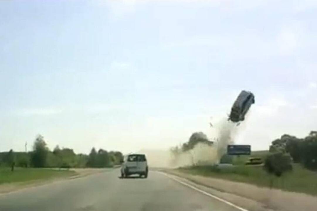 Tragiškai pasibaigęs automobilio skrydis