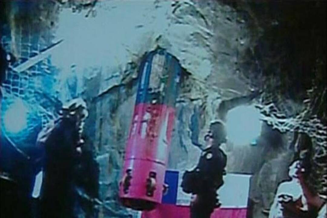 Po žeme įstrigę Čilės kalnakasiai keliami į paviršių (tiesioginė transliacija)