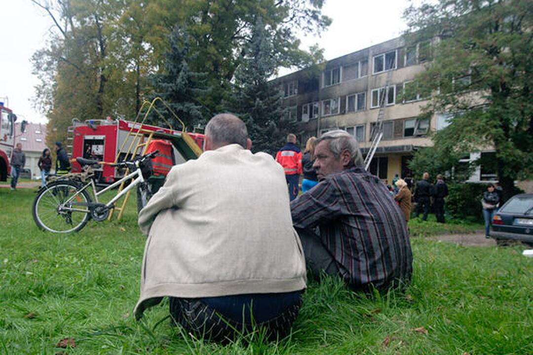 Iš degančio bendrabučio evakuoti visi jo gyventojai (papildyta)