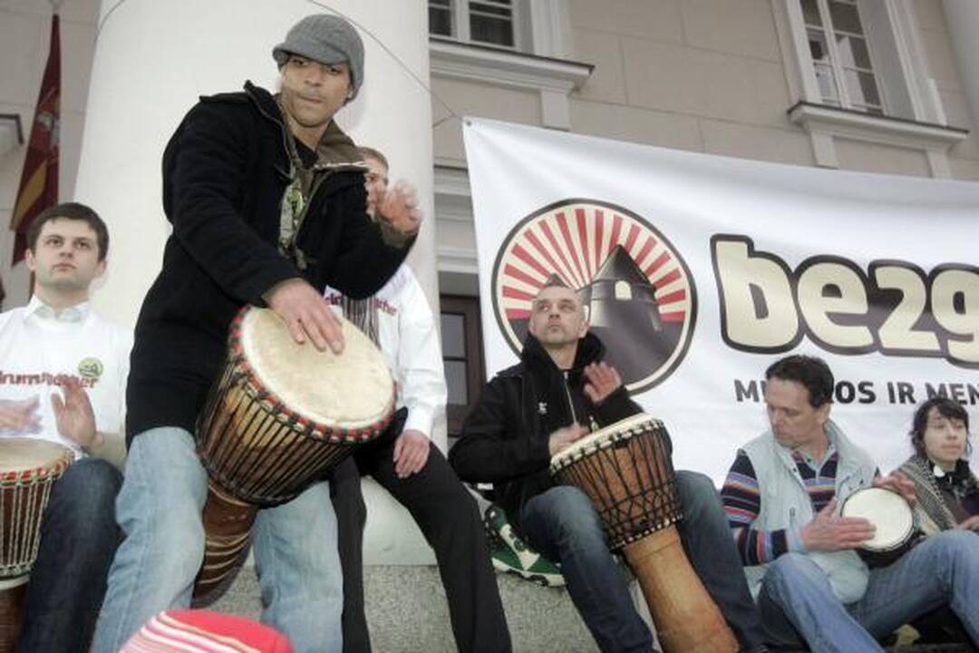 Gatvės muzikos dienos stebuklas - dešimtys būgnų išbaidė debesis