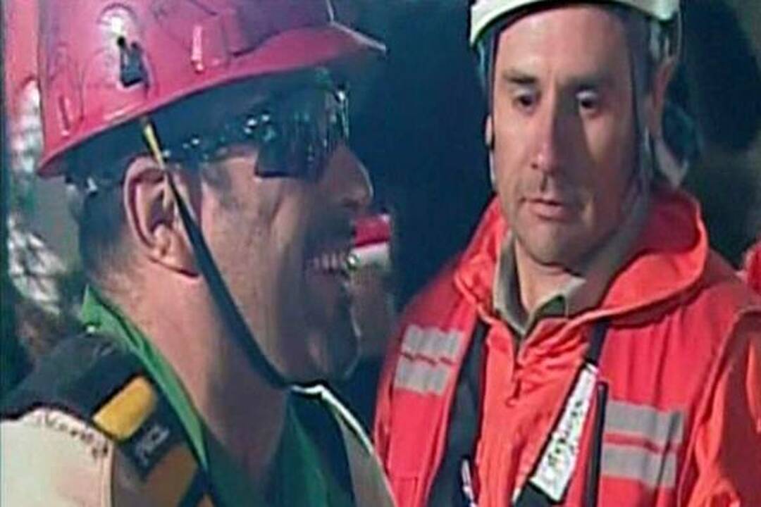 Po žeme įstrigę Čilės kalnakasiai keliami į paviršių (tiesioginė transliacija)