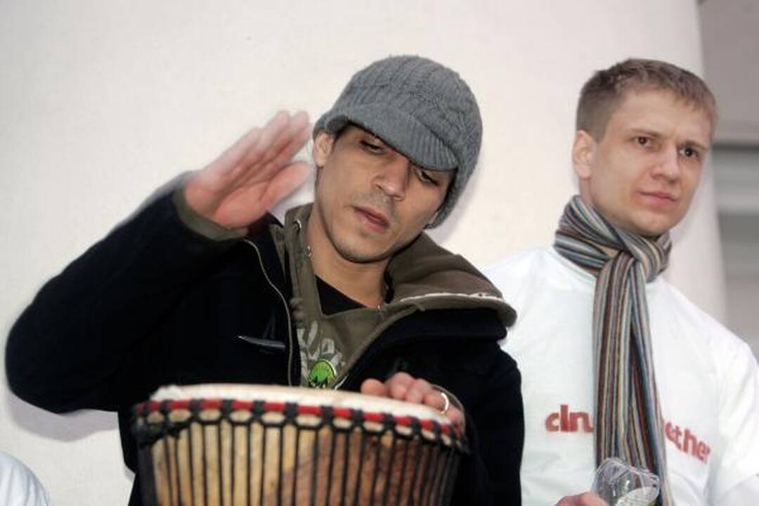 Gatvės muzikos dienos stebuklas - dešimtys būgnų išbaidė debesis
