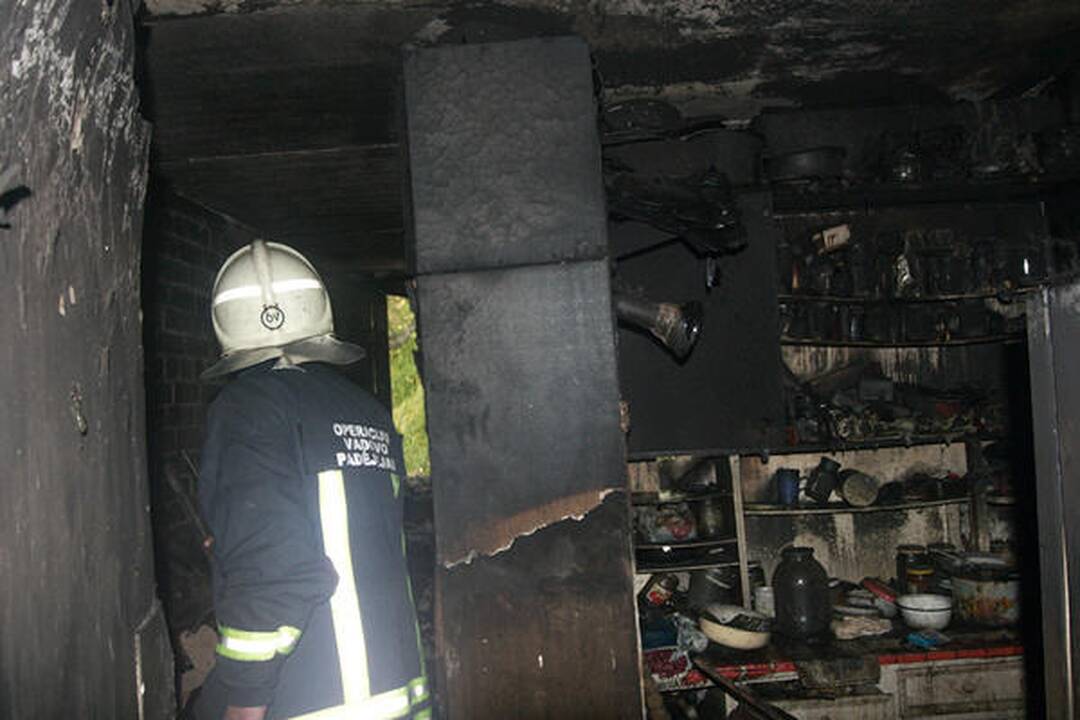 Iš degančio bendrabučio evakuoti visi jo gyventojai (papildyta)