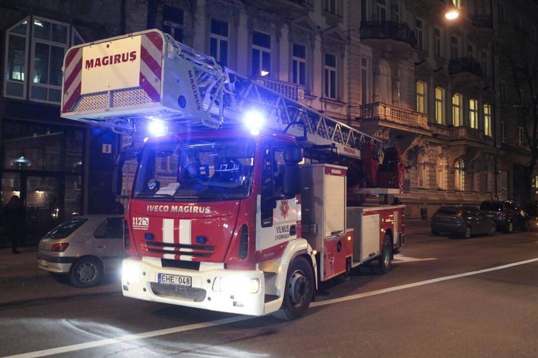 Sostinės centre - trys ugniagesių automobiliai dėl pridegusio maisto