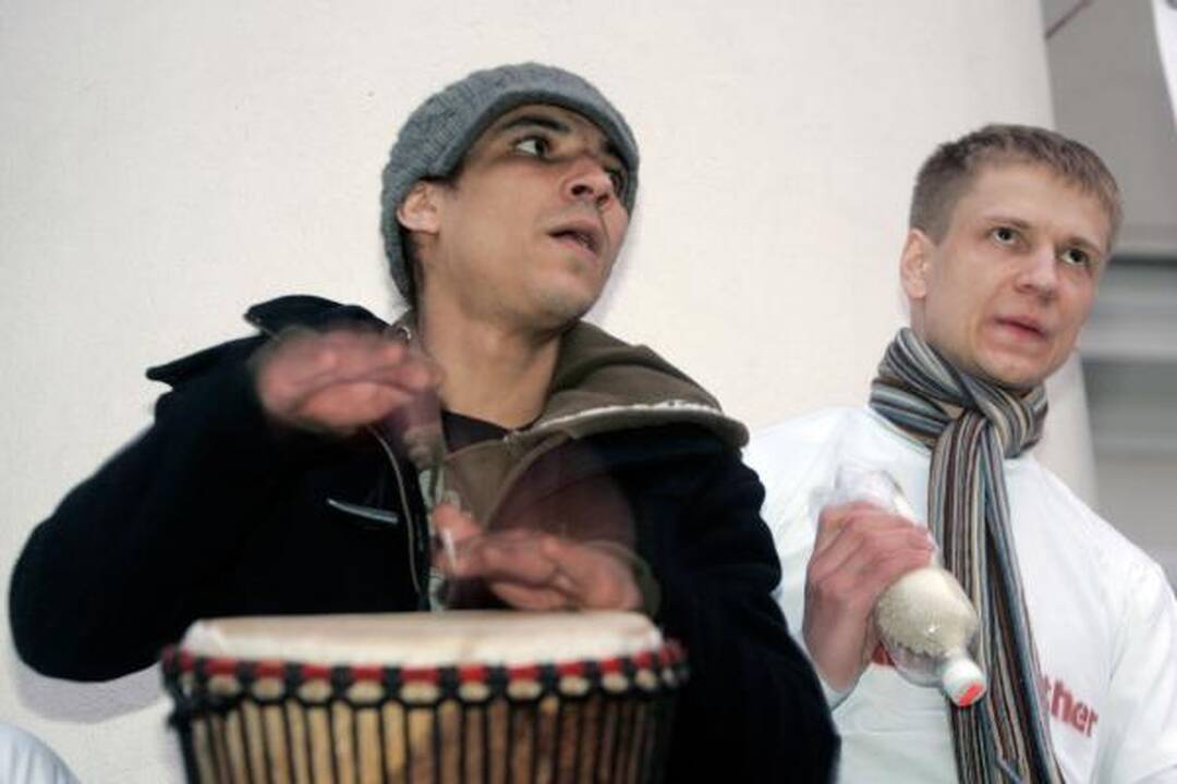 Gatvės muzikos dienos stebuklas - dešimtys būgnų išbaidė debesis