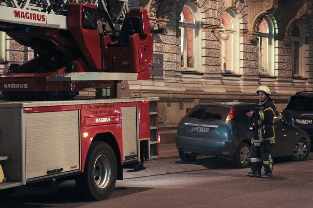 Sostinės centre - trys ugniagesių automobiliai dėl pridegusio maisto