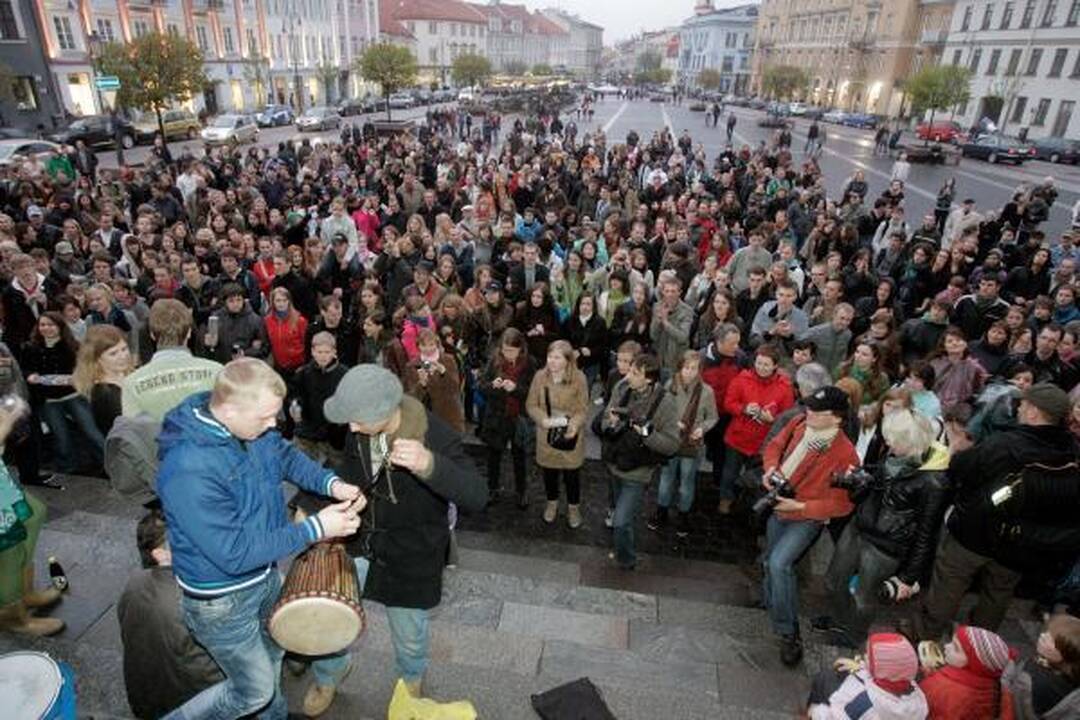 Gatvės muzikos dienos stebuklas - dešimtys būgnų išbaidė debesis