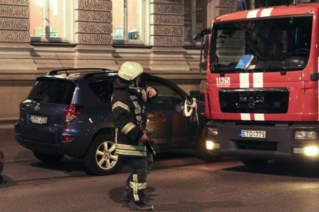 Sostinės centre - trys ugniagesių automobiliai dėl pridegusio maisto