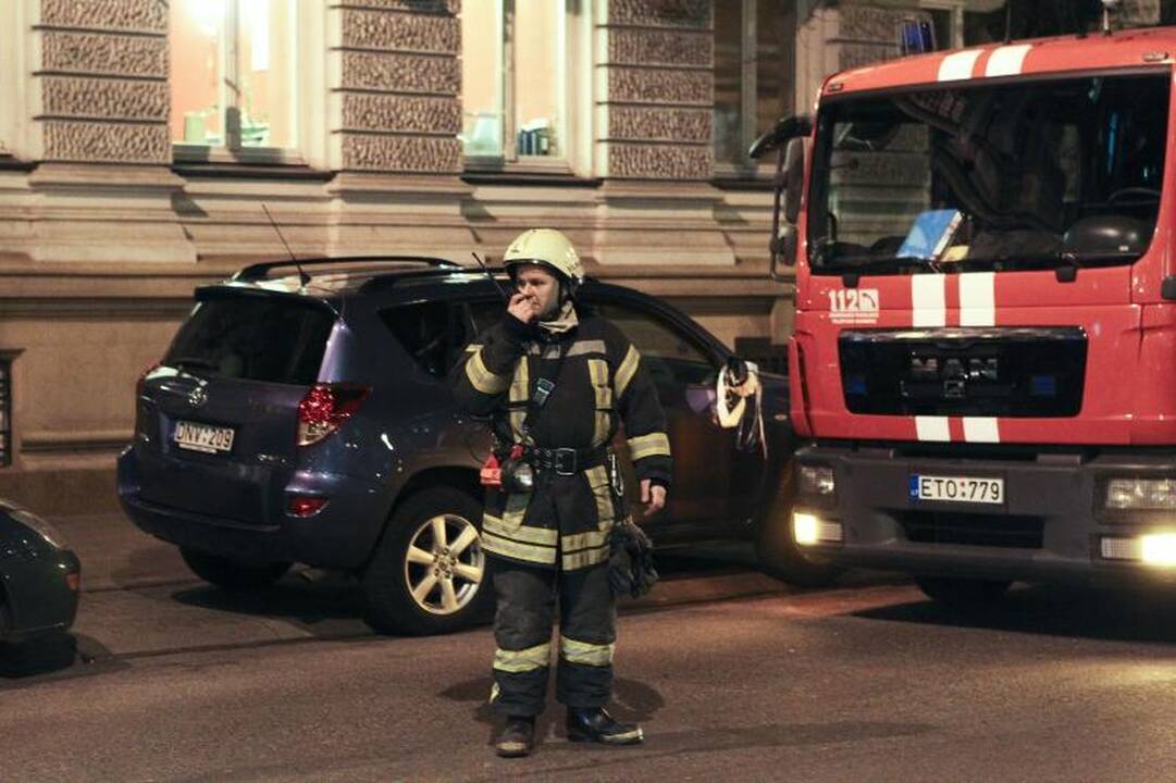 Sostinės centre - trys ugniagesių automobiliai dėl pridegusio maisto