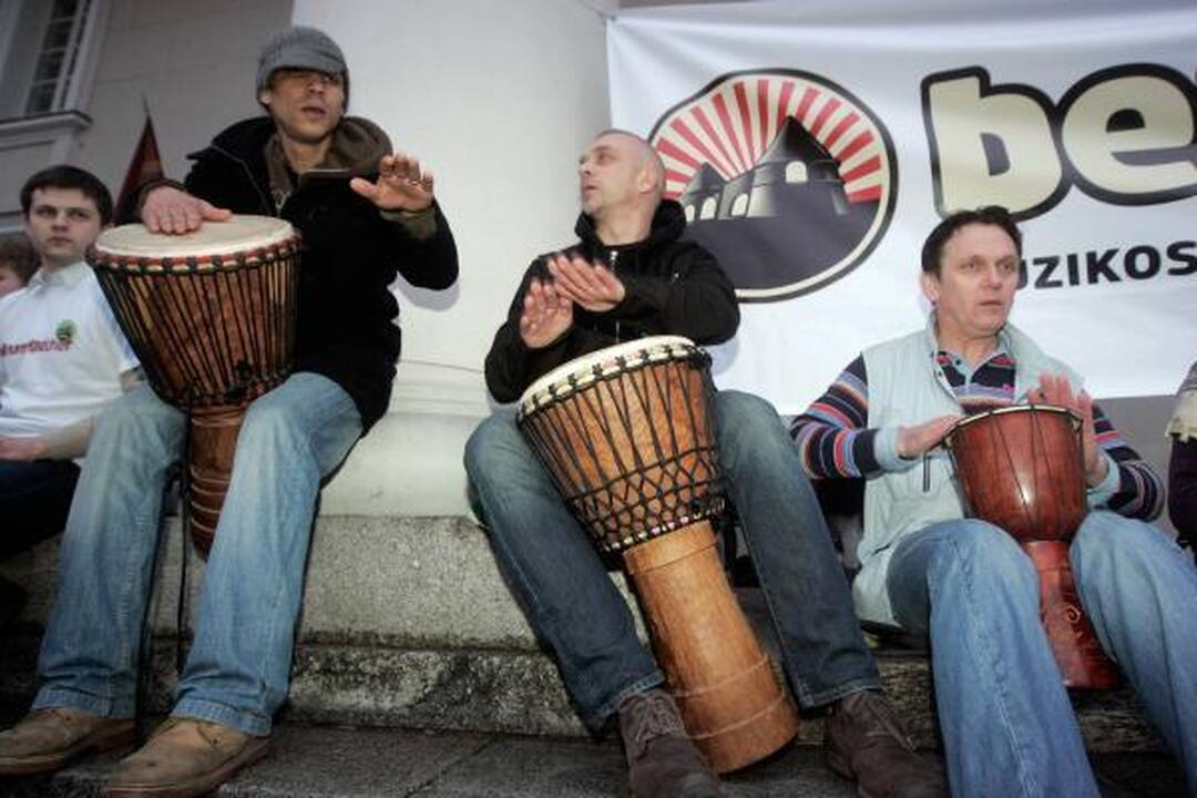 Gatvės muzikos dienos stebuklas - dešimtys būgnų išbaidė debesis