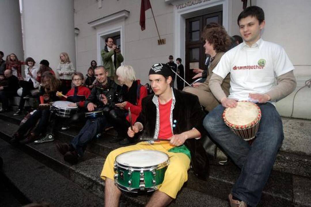 Gatvės muzikos dienos stebuklas - dešimtys būgnų išbaidė debesis