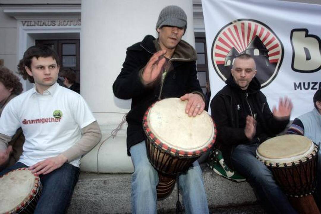 Gatvės muzikos dienos stebuklas - dešimtys būgnų išbaidė debesis